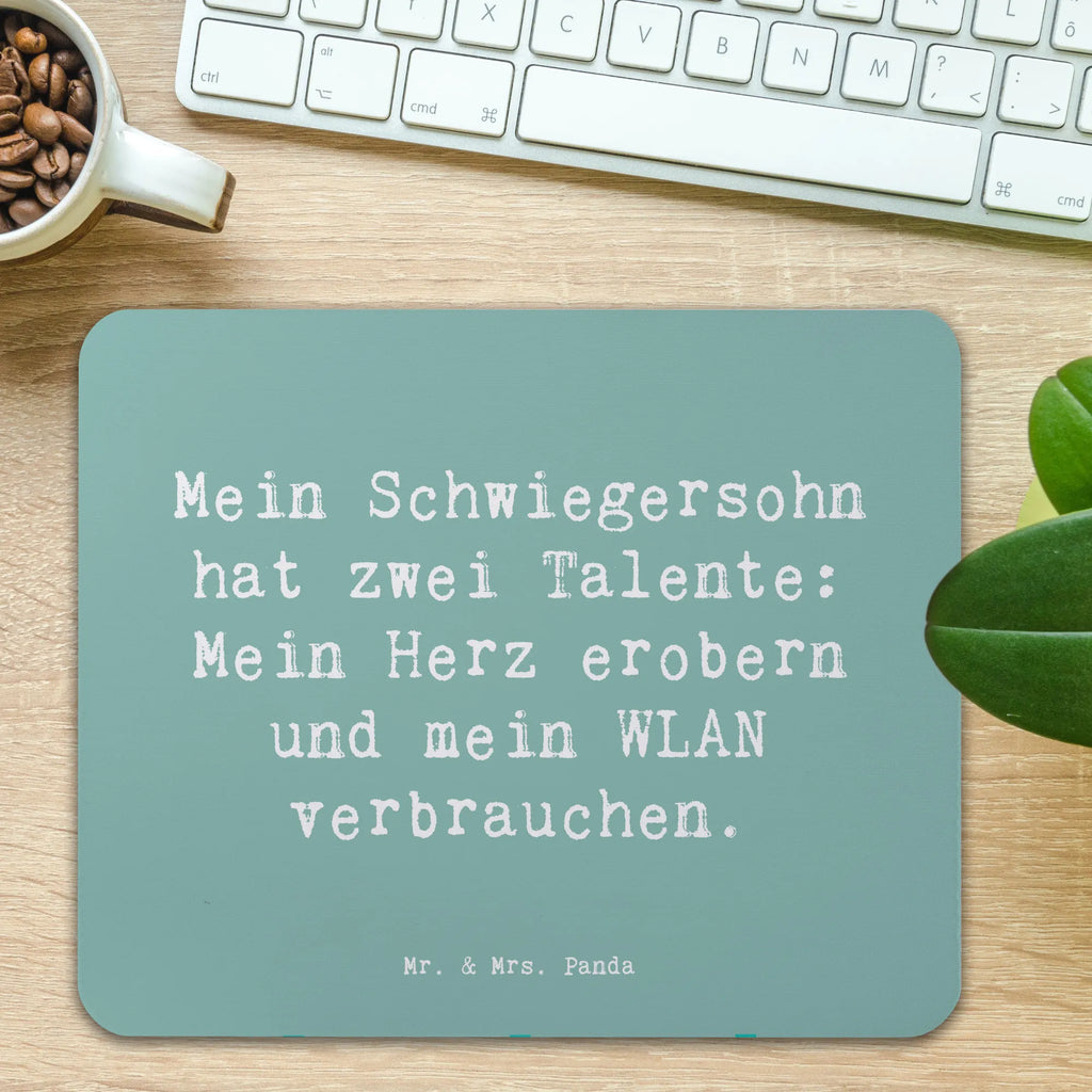 Mouse mat Saying Mein Schwiegersohn hat zwei Talente: Mein Herz erobern und mein WLAN verbrauchen. Mousepad, Computer zubehör, Büroausstattung, PC Zubehör, Arbeitszimmer, Mauspad, Einzigartiges Mauspad, Designer Mauspad, Mausunterlage, Mauspad Büro, Familie, Vatertag, Muttertag, Bruder, Schwester, Mama, Papa, Oma, Opa