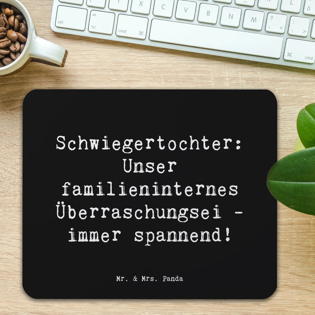 Mouse mat Saying Schwiegertochter: Unser familieninternes Überraschungsei - immer spannend! Büroausstattung, PC Zubehör, Mauspad, Einzigartiges Mauspad, Mousepad, Mausunterlage, Designer Mauspad, Arbeitszimmer, Mauspad Büro, Computer zubehör, Familie, Vatertag, Muttertag, Bruder, Schwester, Mama, Papa, Oma, Opa