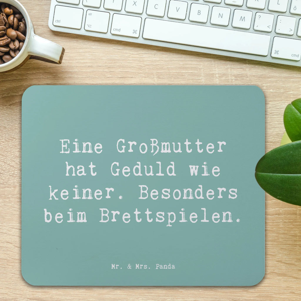 Mouse mat Saying Eine Großmutter hat Geduld wie keiner. Besonders beim Brettspielen. Mousepad, Computer zubehör, Büroausstattung, PC Zubehör, Arbeitszimmer, Mauspad, Einzigartiges Mauspad, Designer Mauspad, Mausunterlage, Mauspad Büro, Familie, Vatertag, Muttertag, Bruder, Schwester, Mama, Papa, Oma, Opa