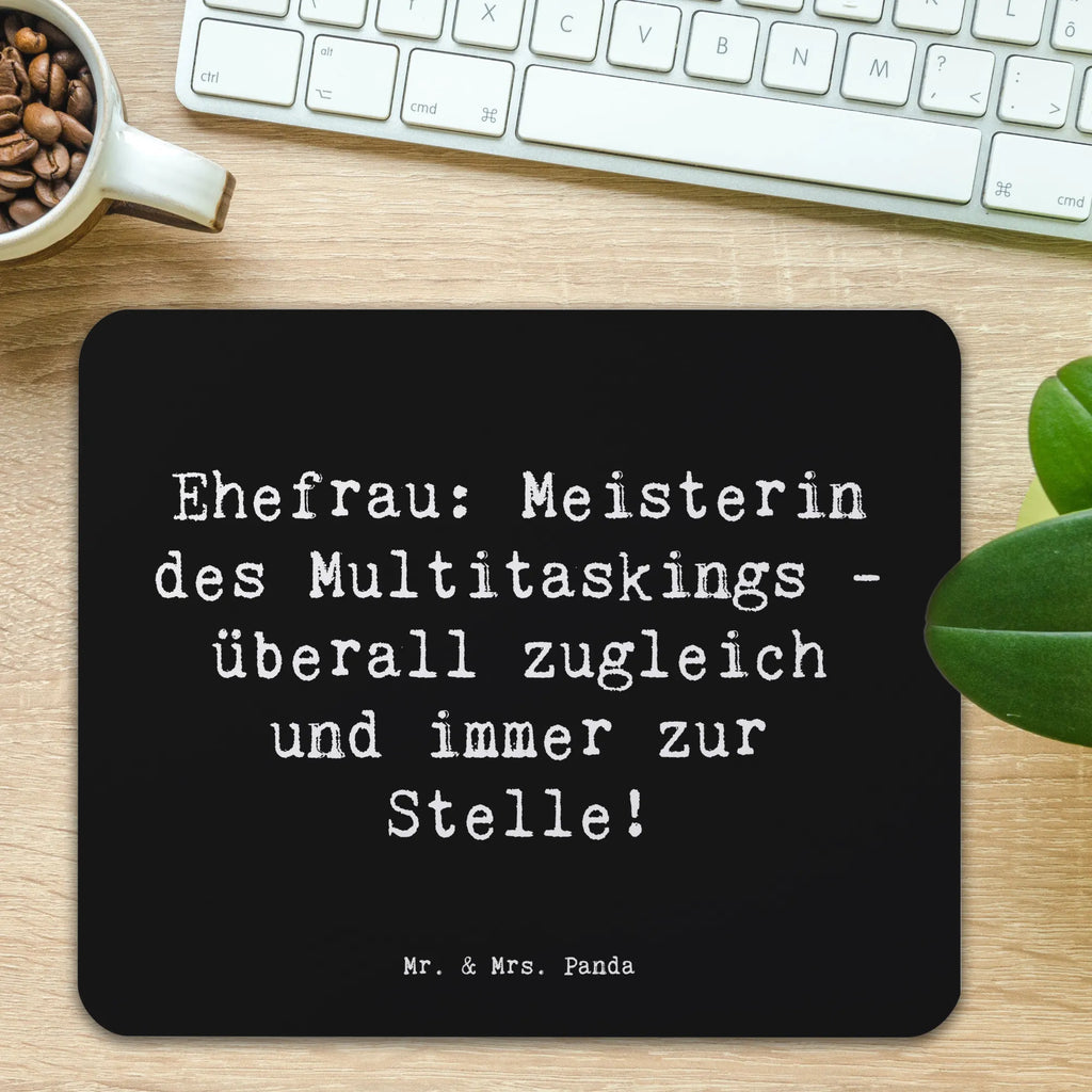 Mouse mat Saying Ehefrau: Meisterin des Multitaskings - überall zugleich und immer zur Stelle! Büroausstattung, Mausunterlage, Arbeitszimmer, Mauspad Büro, Mauspad, Mousepad, Designer Mauspad, Einzigartiges Mauspad, PC Zubehör, Computer zubehör, Familie, Vatertag, Muttertag, Bruder, Schwester, Mama, Papa, Oma, Opa