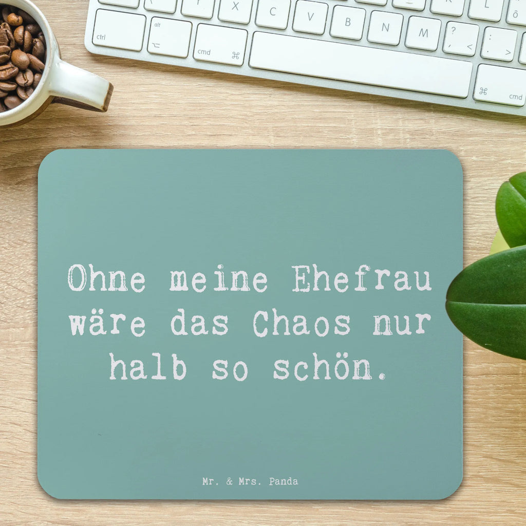 Mouse mat Saying Ohne meine Ehefrau wäre das Chaos nur halb so schön. Mousepad, Computer zubehör, Büroausstattung, PC Zubehör, Arbeitszimmer, Mauspad, Einzigartiges Mauspad, Designer Mauspad, Mausunterlage, Mauspad Büro, Familie, Vatertag, Muttertag, Bruder, Schwester, Mama, Papa, Oma, Opa