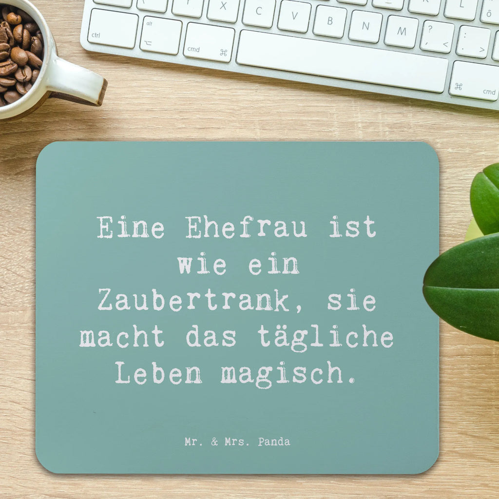 Mouse mat Saying Eine Ehefrau ist wie ein Zaubertrank, sie macht das tägliche Leben magisch. Mousepad, Computer zubehör, Büroausstattung, PC Zubehör, Arbeitszimmer, Mauspad, Einzigartiges Mauspad, Designer Mauspad, Mausunterlage, Mauspad Büro, Familie, Vatertag, Muttertag, Bruder, Schwester, Mama, Papa, Oma, Opa