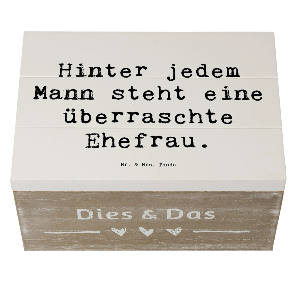 Wooden chest Saying Hinter jedem Mann steht eine überraschte Ehefrau. Geschenkdose, Holzkiste, Schatulle, Dekokiste, XXL, Aufbewahrungsbox, Erinnerungsbox, Erinnerungskiste, Truhe, Kiste, Geschenkbox, Schatzkiste, Familie, Vatertag, Muttertag, Bruder, Schwester, Mama, Papa, Oma, Opa