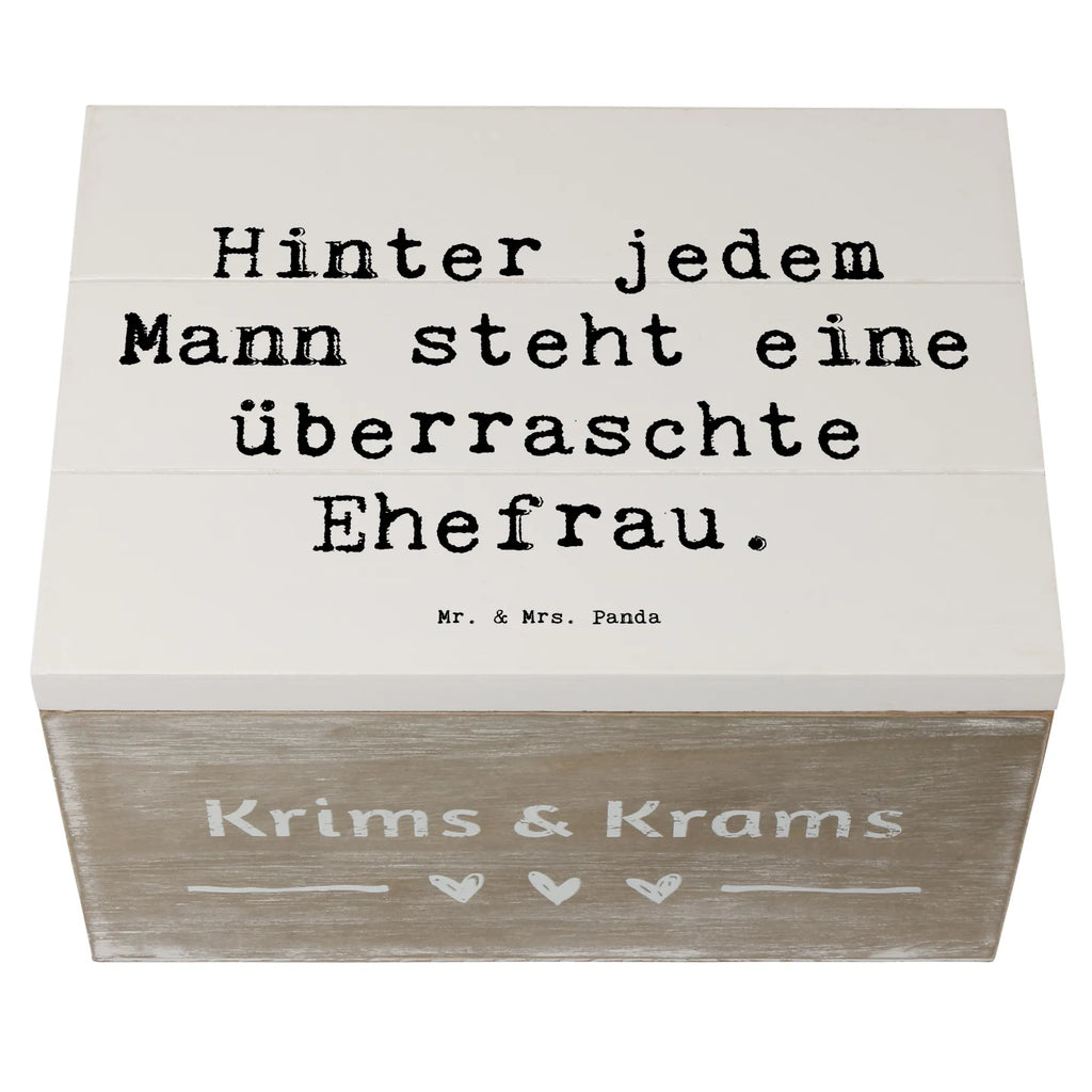 Wooden chest Saying Hinter jedem Mann steht eine überraschte Ehefrau. Geschenkdose, Holzkiste, Schatulle, Dekokiste, XXL, Aufbewahrungsbox, Erinnerungsbox, Erinnerungskiste, Truhe, Kiste, Geschenkbox, Schatzkiste, Familie, Vatertag, Muttertag, Bruder, Schwester, Mama, Papa, Oma, Opa