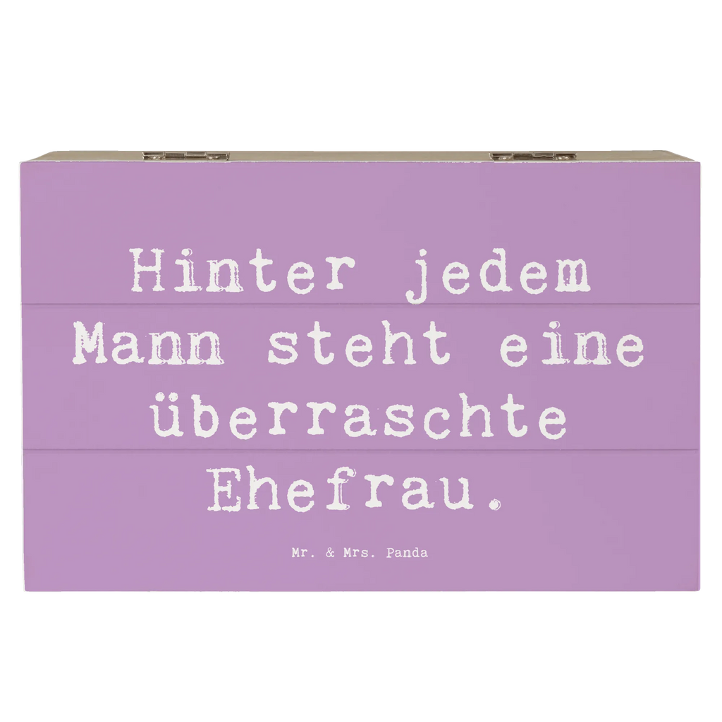 Wooden chest Saying Hinter jedem Mann steht eine überraschte Ehefrau. Geschenkdose, Holzkiste, Schatulle, Dekokiste, XXL, Aufbewahrungsbox, Erinnerungsbox, Erinnerungskiste, Truhe, Kiste, Geschenkbox, Schatzkiste, Familie, Vatertag, Muttertag, Bruder, Schwester, Mama, Papa, Oma, Opa