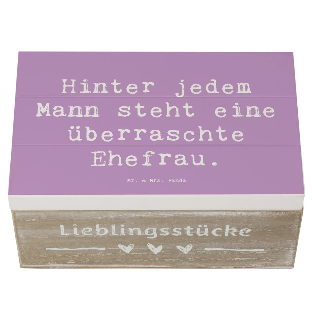 Wooden chest Saying Hinter jedem Mann steht eine überraschte Ehefrau. Geschenkdose, Holzkiste, Schatulle, Dekokiste, XXL, Aufbewahrungsbox, Erinnerungsbox, Erinnerungskiste, Truhe, Kiste, Geschenkbox, Schatzkiste, Familie, Vatertag, Muttertag, Bruder, Schwester, Mama, Papa, Oma, Opa