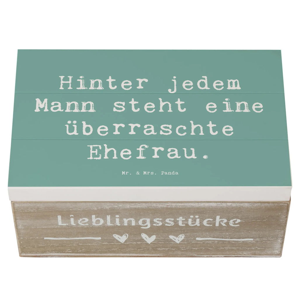 Wooden chest Saying Hinter jedem Mann steht eine überraschte Ehefrau. Geschenkdose, Holzkiste, Schatulle, Dekokiste, XXL, Aufbewahrungsbox, Erinnerungsbox, Erinnerungskiste, Truhe, Kiste, Geschenkbox, Schatzkiste, Familie, Vatertag, Muttertag, Bruder, Schwester, Mama, Papa, Oma, Opa