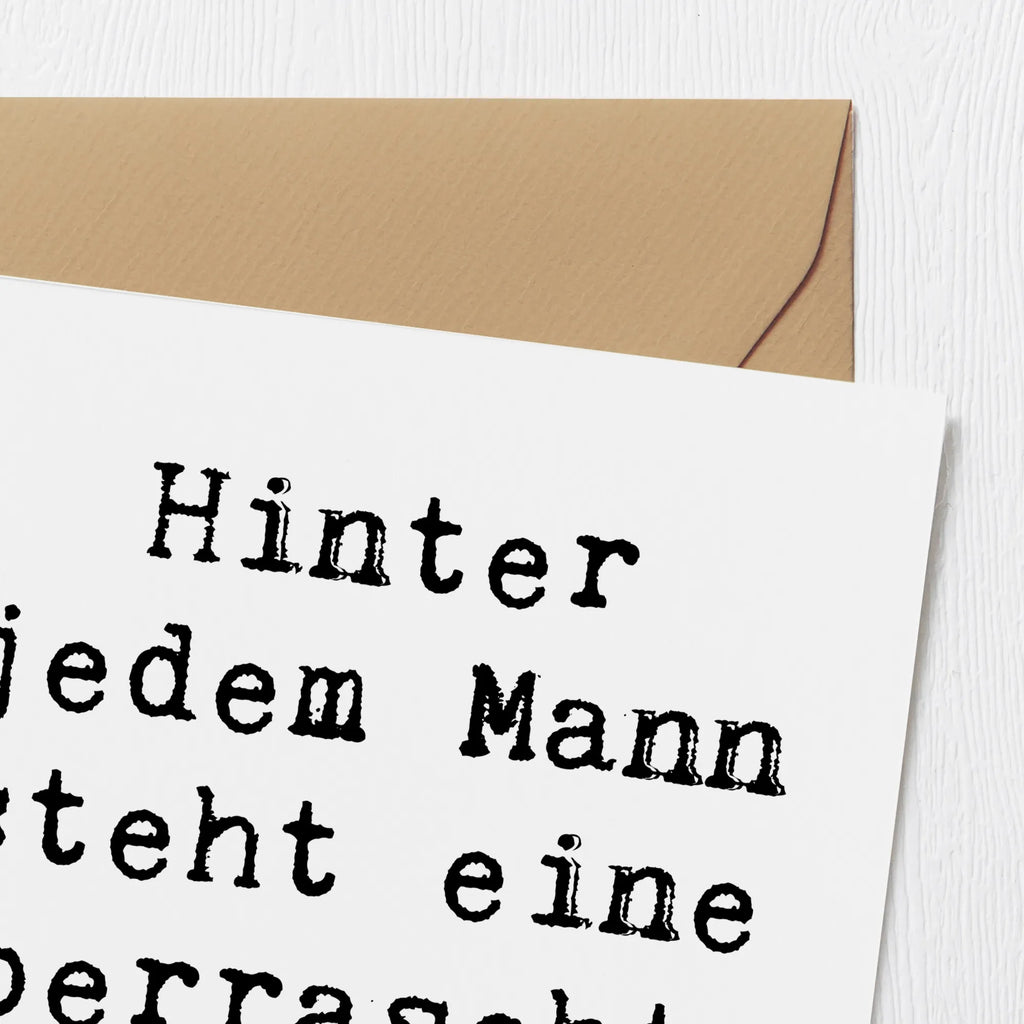 Deluxe Card Saying Hinter jedem Mann steht eine überraschte Ehefrau. Glückwunschkarte, Grußkarte, Klappkarte, Geburtstagskarte, Karte, Hochzeitskarte, Hochwertige Klappkarte, Einladungskarte, Hochwertige Grußkarte, Familie, Vatertag, Muttertag, Bruder, Schwester, Mama, Papa, Oma, Opa