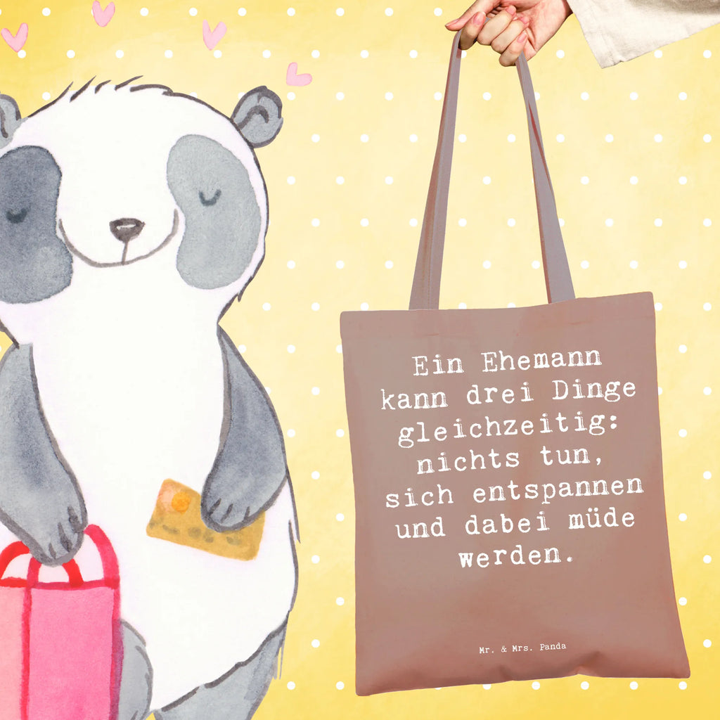 Tote bag Saying Ein Ehemann kann drei Dinge gleichzeitig: nichts tun, sich entspannen und dabei müde werden. Beuteltasche, Beutel, Einkaufstasche, Jutebeutel, Stoffbeutel, Tasche, Shopper, Umhängetasche, Strandtasche, Schultertasche, Stofftasche, Tragetasche, Badetasche, Jutetasche, Einkaufstüte, Laptoptasche, Familie, Vatertag, Muttertag, Bruder, Schwester, Mama, Papa, Oma, Opa