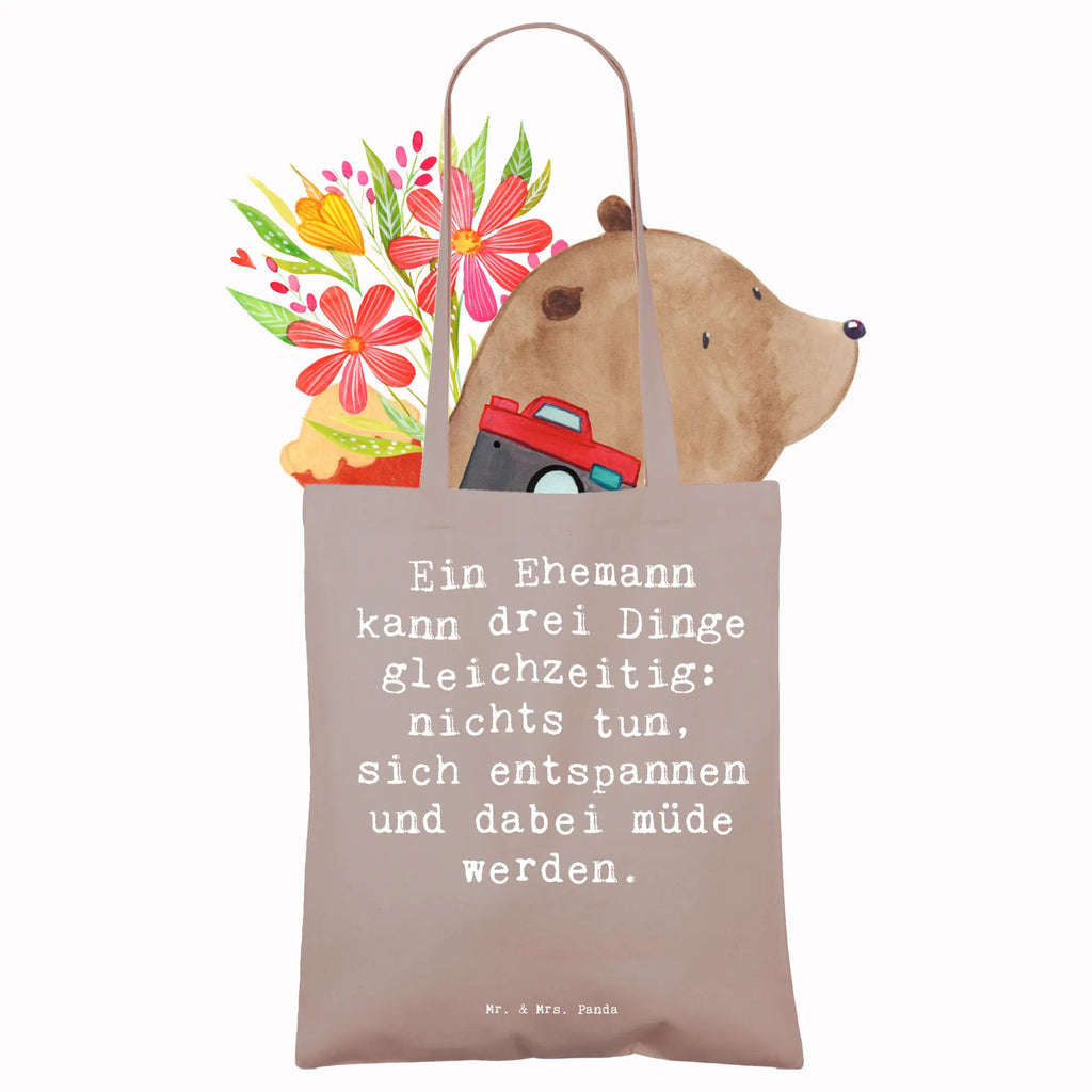 Tote bag Saying Ein Ehemann kann drei Dinge gleichzeitig: nichts tun, sich entspannen und dabei müde werden. Beuteltasche, Beutel, Einkaufstasche, Jutebeutel, Stoffbeutel, Tasche, Shopper, Umhängetasche, Strandtasche, Schultertasche, Stofftasche, Tragetasche, Badetasche, Jutetasche, Einkaufstüte, Laptoptasche, Familie, Vatertag, Muttertag, Bruder, Schwester, Mama, Papa, Oma, Opa