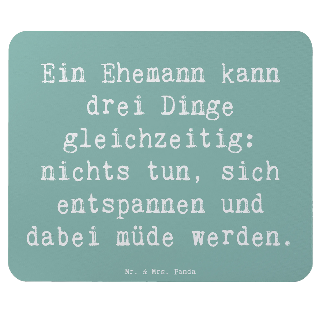 Mouse mat Saying Ein Ehemann kann drei Dinge gleichzeitig: nichts tun, sich entspannen und dabei müde werden. Mousepad, Computer zubehör, Büroausstattung, PC Zubehör, Arbeitszimmer, Mauspad, Einzigartiges Mauspad, Designer Mauspad, Mausunterlage, Mauspad Büro, Familie, Vatertag, Muttertag, Bruder, Schwester, Mama, Papa, Oma, Opa