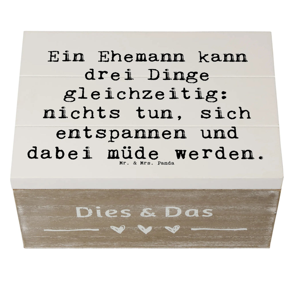 Wooden chest Saying Ein Ehemann kann drei Dinge gleichzeitig: nichts tun, sich entspannen und dabei müde werden. Schatulle, XXL, Truhe, Geschenkbox, Erinnerungskiste, Erinnerungsbox, Dekokiste, Geschenkdose, Kiste, Schatzkiste, Holzkiste, Aufbewahrungsbox, Familie, Vatertag, Muttertag, Bruder, Schwester, Mama, Papa, Oma, Opa