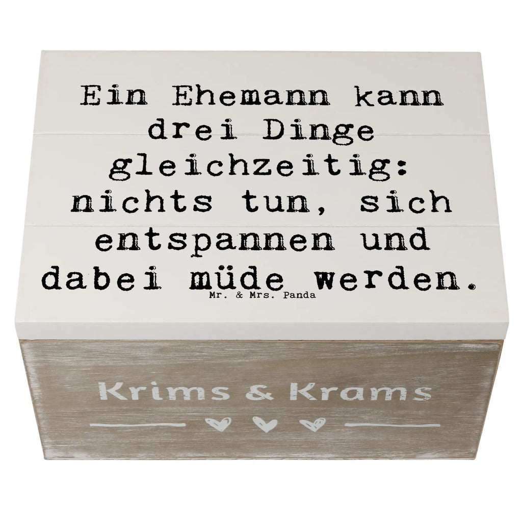 Wooden chest Saying Ein Ehemann kann drei Dinge gleichzeitig: nichts tun, sich entspannen und dabei müde werden. Schatulle, XXL, Truhe, Geschenkbox, Erinnerungskiste, Erinnerungsbox, Dekokiste, Geschenkdose, Kiste, Schatzkiste, Holzkiste, Aufbewahrungsbox, Familie, Vatertag, Muttertag, Bruder, Schwester, Mama, Papa, Oma, Opa