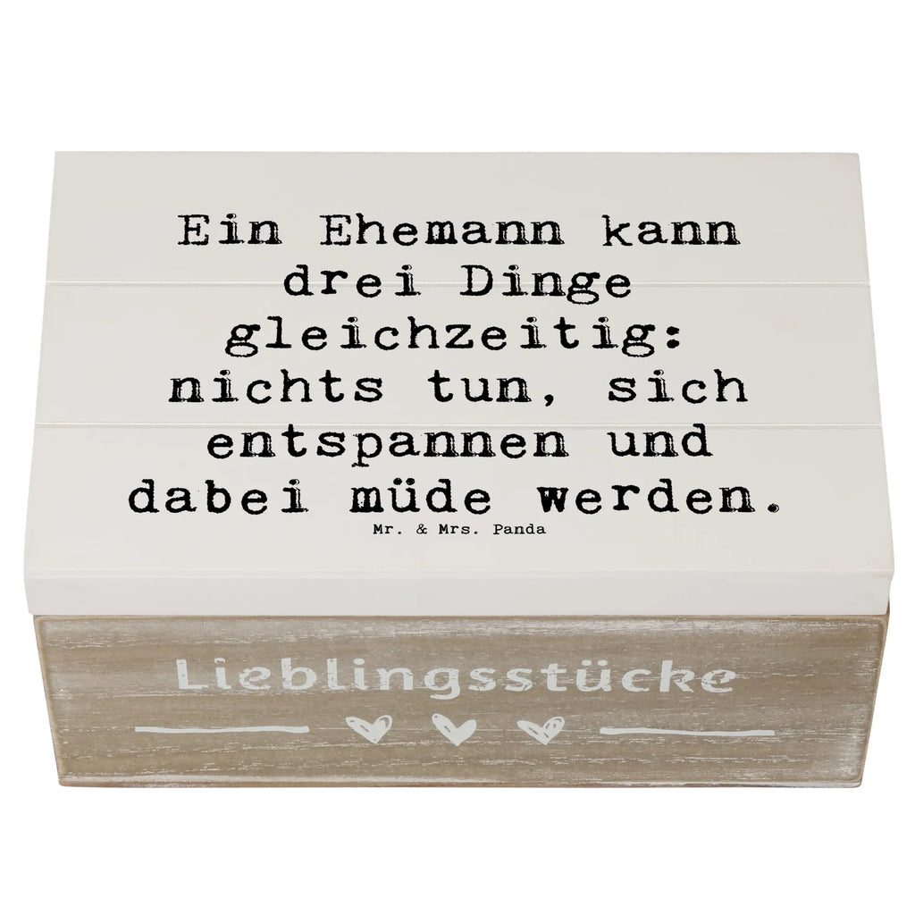 Wooden chest Saying Ein Ehemann kann drei Dinge gleichzeitig: nichts tun, sich entspannen und dabei müde werden. Schatulle, XXL, Truhe, Geschenkbox, Erinnerungskiste, Erinnerungsbox, Dekokiste, Geschenkdose, Kiste, Schatzkiste, Holzkiste, Aufbewahrungsbox, Familie, Vatertag, Muttertag, Bruder, Schwester, Mama, Papa, Oma, Opa