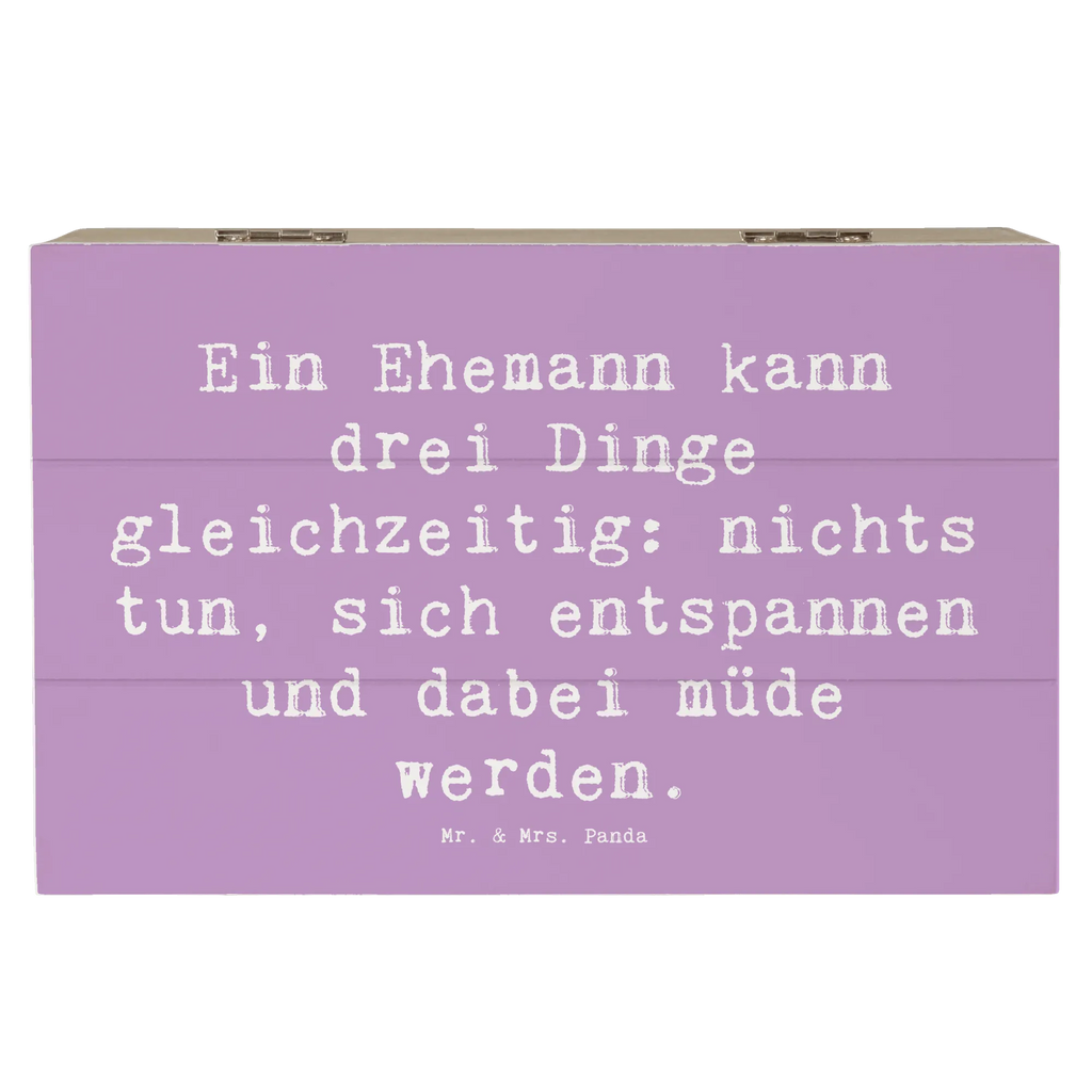 Wooden chest Saying Ein Ehemann kann drei Dinge gleichzeitig: nichts tun, sich entspannen und dabei müde werden. Schatulle, XXL, Truhe, Geschenkbox, Erinnerungskiste, Erinnerungsbox, Dekokiste, Geschenkdose, Kiste, Schatzkiste, Holzkiste, Aufbewahrungsbox, Familie, Vatertag, Muttertag, Bruder, Schwester, Mama, Papa, Oma, Opa