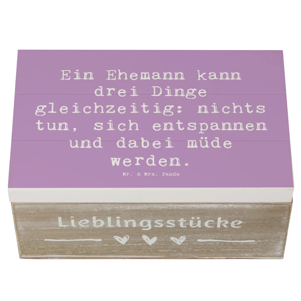 Wooden chest Saying Ein Ehemann kann drei Dinge gleichzeitig: nichts tun, sich entspannen und dabei müde werden. Schatulle, XXL, Truhe, Geschenkbox, Erinnerungskiste, Erinnerungsbox, Dekokiste, Geschenkdose, Kiste, Schatzkiste, Holzkiste, Aufbewahrungsbox, Familie, Vatertag, Muttertag, Bruder, Schwester, Mama, Papa, Oma, Opa