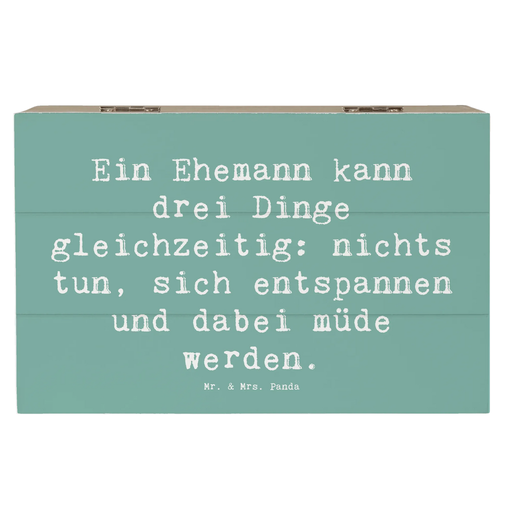 Wooden chest Saying Ein Ehemann kann drei Dinge gleichzeitig: nichts tun, sich entspannen und dabei müde werden. Schatulle, XXL, Truhe, Geschenkbox, Erinnerungskiste, Erinnerungsbox, Dekokiste, Geschenkdose, Kiste, Schatzkiste, Holzkiste, Aufbewahrungsbox, Familie, Vatertag, Muttertag, Bruder, Schwester, Mama, Papa, Oma, Opa