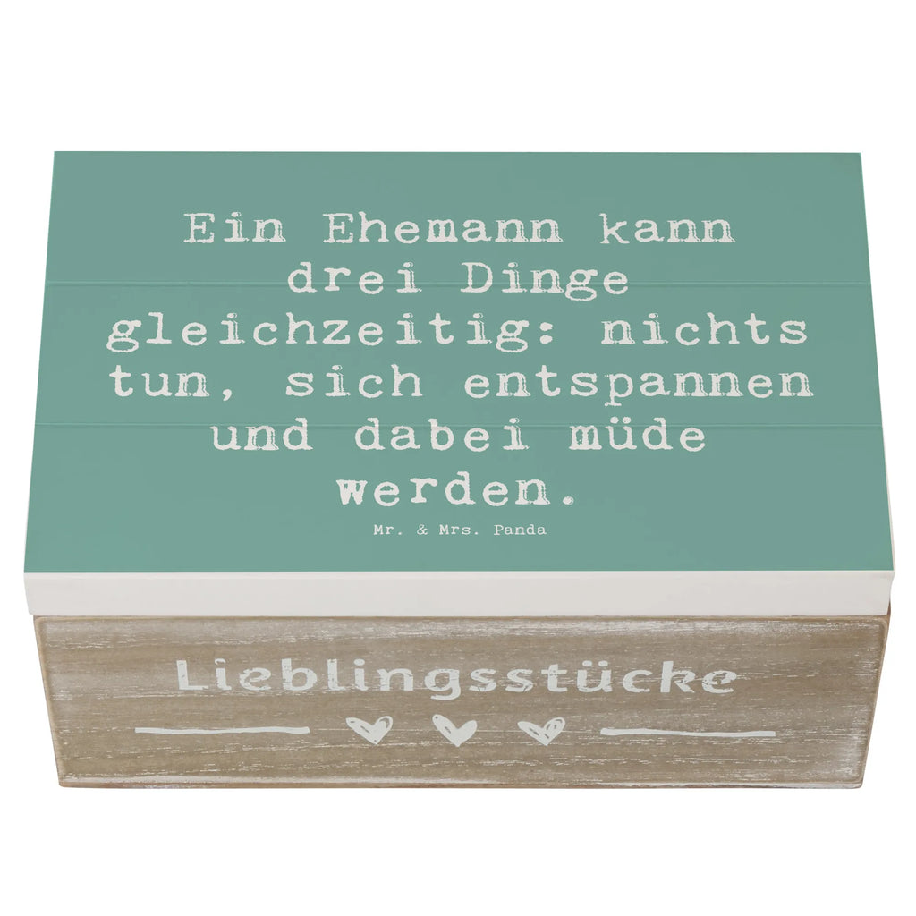 Wooden chest Saying Ein Ehemann kann drei Dinge gleichzeitig: nichts tun, sich entspannen und dabei müde werden. Schatulle, XXL, Truhe, Geschenkbox, Erinnerungskiste, Erinnerungsbox, Dekokiste, Geschenkdose, Kiste, Schatzkiste, Holzkiste, Aufbewahrungsbox, Familie, Vatertag, Muttertag, Bruder, Schwester, Mama, Papa, Oma, Opa