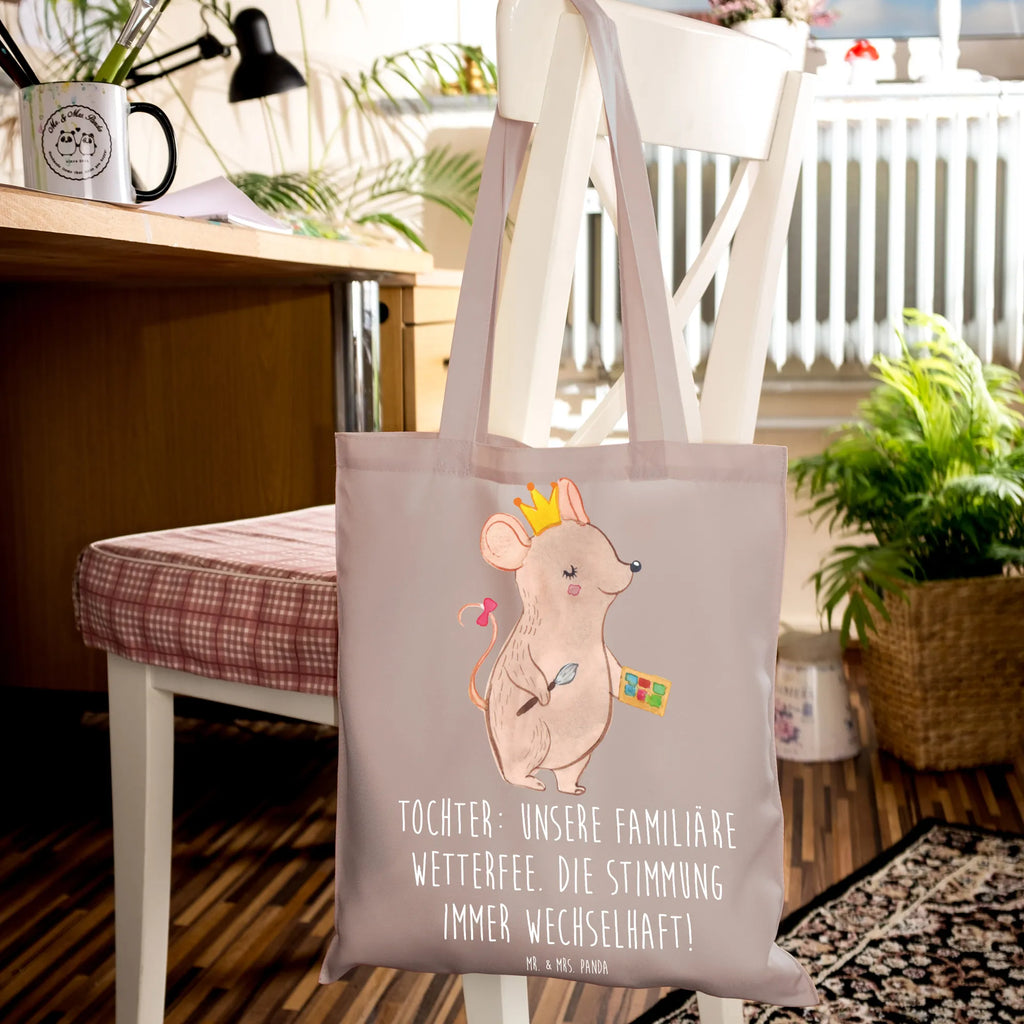 Tote bag Tochter: Unsere familiäre Wetterfee. Die Stimmung immer wechselhaft! Stoffbeutel, Shopper, Einkaufstasche, Stofftasche, Jutetasche, Beutel, Beuteltasche, Schultertasche, Laptoptasche, Strandtasche, Tragetasche, Umhängetasche, Einkaufstüte, Tasche, Jutebeutel, Badetasche, Familie, Vatertag, Muttertag, Bruder, Schwester, Mama, Papa, Oma, Opa