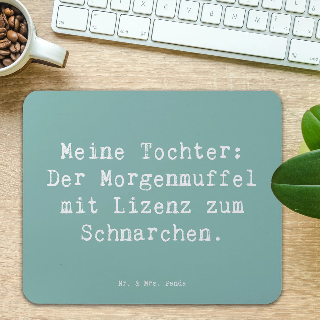Mouse mat Saying Meine Tochter: Der Morgenmuffel mit Lizenz zum Schnarchen. Mousepad, Computer zubehör, Büroausstattung, PC Zubehör, Arbeitszimmer, Mauspad, Einzigartiges Mauspad, Designer Mauspad, Mausunterlage, Mauspad Büro, Familie, Vatertag, Muttertag, Bruder, Schwester, Mama, Papa, Oma, Opa