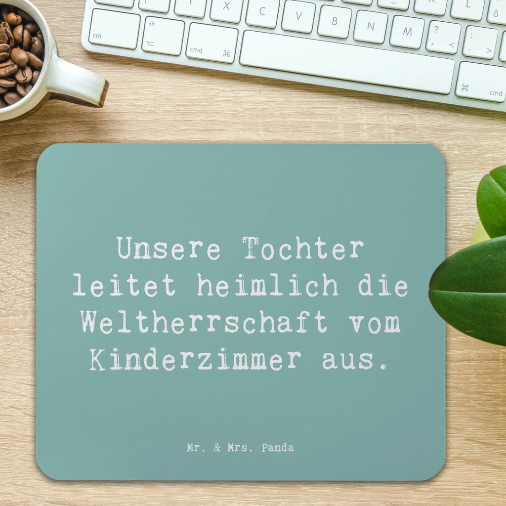 Mouse mat Saying Unsere Tochter leitet heimlich die Weltherrschaft vom Kinderzimmer aus. Mousepad, Computer zubehör, Büroausstattung, PC Zubehör, Arbeitszimmer, Mauspad, Einzigartiges Mauspad, Designer Mauspad, Mausunterlage, Mauspad Büro, Familie, Vatertag, Muttertag, Bruder, Schwester, Mama, Papa, Oma, Opa
