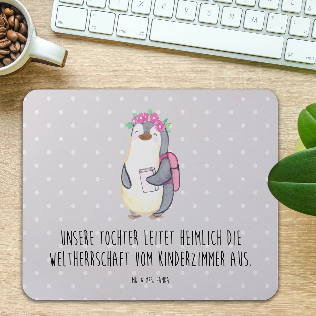 Mouse mat Unsere Tochter leitet heimlich die Weltherrschaft vom Kinderzimmer aus. Mausunterlage, Büroausstattung, Computer zubehör, Einzigartiges Mauspad, Mousepad, Mauspad, Designer Mauspad, PC Zubehör, Mauspad Büro, Arbeitszimmer, Familie, Vatertag, Muttertag, Bruder, Schwester, Mama, Papa, Oma, Opa