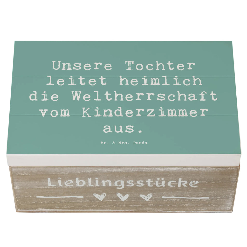 Wooden chest Saying Unsere Tochter leitet heimlich die Weltherrschaft vom Kinderzimmer aus. Schatulle, Erinnerungsbox, Geschenkdose, Aufbewahrungsbox, Holzkiste, Schatzkiste, Geschenkbox, Truhe, Dekokiste, Kiste, Erinnerungskiste, XXL, Familie, Vatertag, Muttertag, Bruder, Schwester, Mama, Papa, Oma, Opa