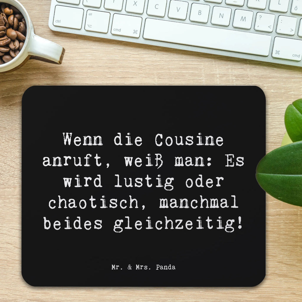 Mouse mat Saying Wenn die Cousine anruft, weiß man: Es wird lustig oder chaotisch, manchmal beides gleichzeitig! Arbeitszimmer, Designer Mauspad, Mousepad, PC Zubehör, Mauspad Büro, Mauspad, Einzigartiges Mauspad, Computer zubehör, Büroausstattung, Mausunterlage, Familie, Vatertag, Muttertag, Bruder, Schwester, Mama, Papa, Oma, Opa
