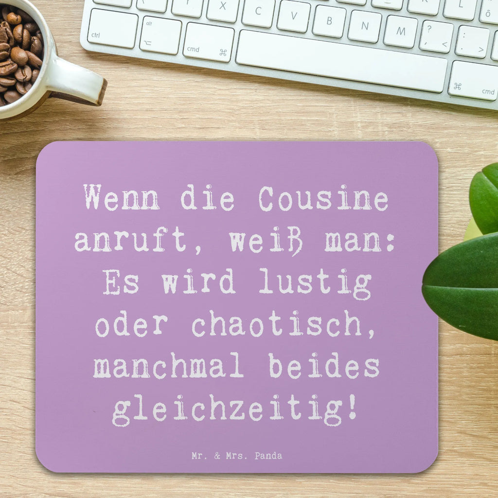 Mouse mat Saying Wenn die Cousine anruft, weiß man: Es wird lustig oder chaotisch, manchmal beides gleichzeitig! Arbeitszimmer, Designer Mauspad, Mousepad, PC Zubehör, Mauspad Büro, Mauspad, Einzigartiges Mauspad, Computer zubehör, Büroausstattung, Mausunterlage, Familie, Vatertag, Muttertag, Bruder, Schwester, Mama, Papa, Oma, Opa