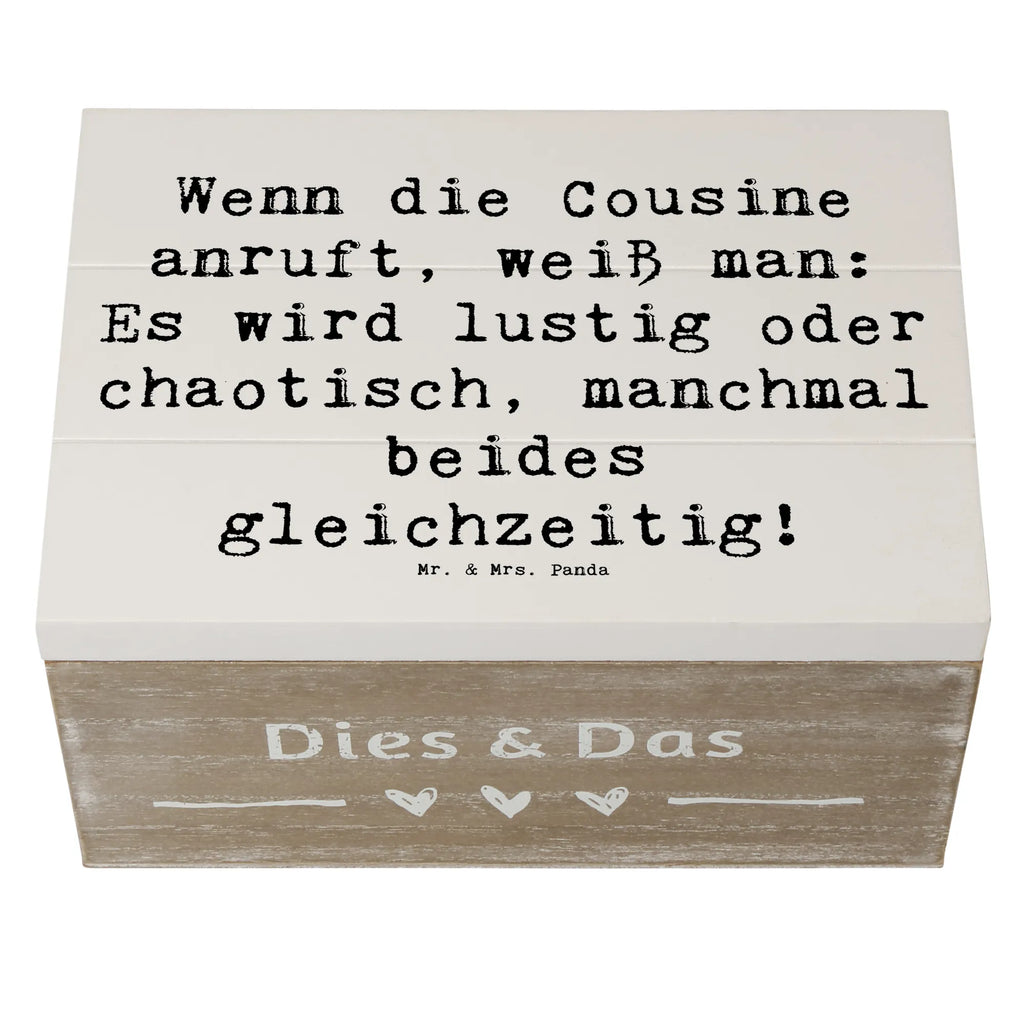 Wooden chest Saying Wenn die Cousine anruft, weiß man: Es wird lustig oder chaotisch, manchmal beides gleichzeitig! Dekokiste, Erinnerungskiste, Kiste, Geschenkdose, Schatzkiste, XXL, Geschenkbox, Aufbewahrungsbox, Truhe, Holzkiste, Schatulle, Erinnerungsbox, Familie, Vatertag, Muttertag, Bruder, Schwester, Mama, Papa, Oma, Opa