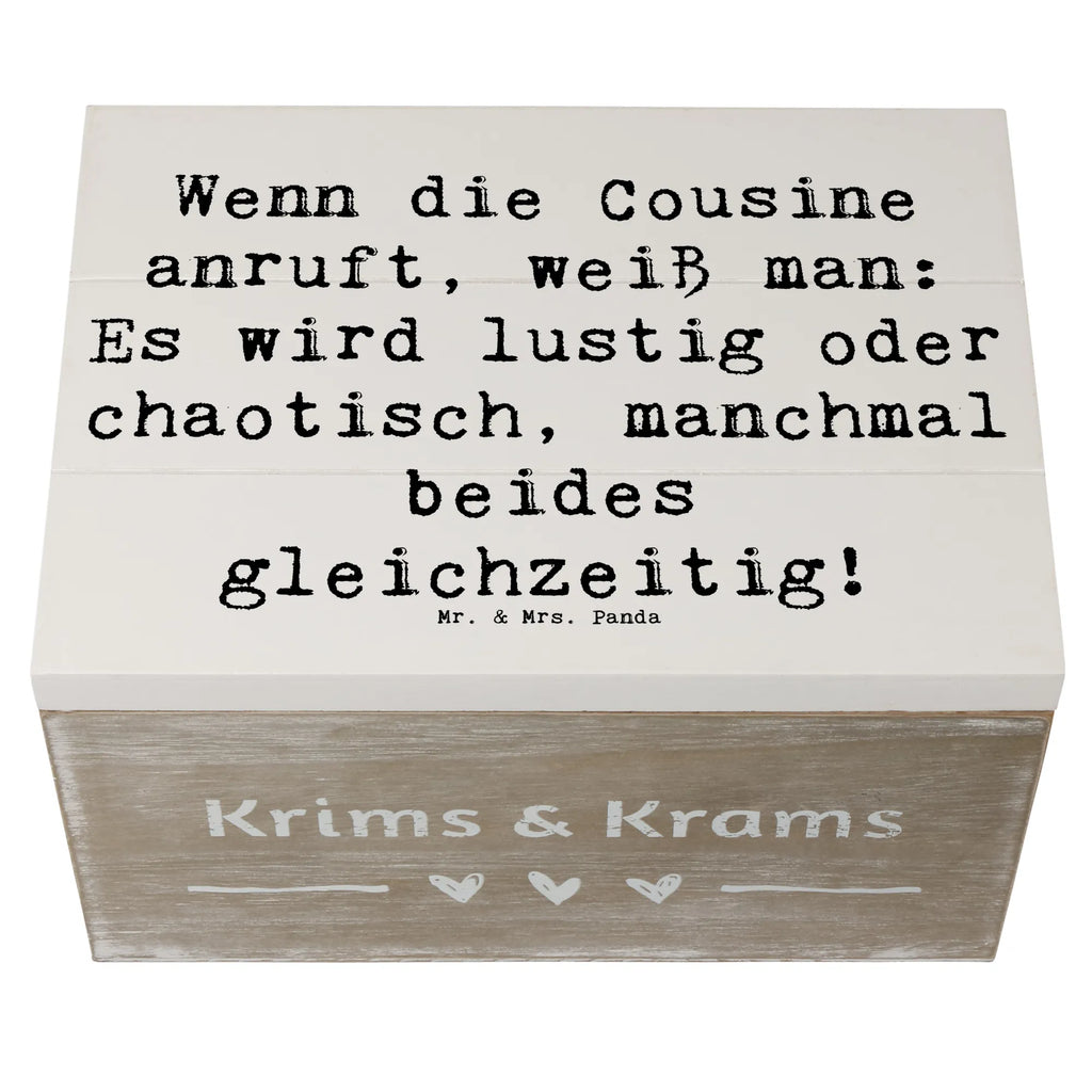 Wooden chest Saying Wenn die Cousine anruft, weiß man: Es wird lustig oder chaotisch, manchmal beides gleichzeitig! Dekokiste, Erinnerungskiste, Kiste, Geschenkdose, Schatzkiste, XXL, Geschenkbox, Aufbewahrungsbox, Truhe, Holzkiste, Schatulle, Erinnerungsbox, Familie, Vatertag, Muttertag, Bruder, Schwester, Mama, Papa, Oma, Opa