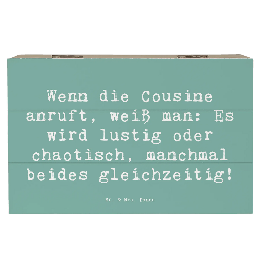 Wooden chest Saying Wenn die Cousine anruft, weiß man: Es wird lustig oder chaotisch, manchmal beides gleichzeitig! Dekokiste, Erinnerungskiste, Kiste, Geschenkdose, Schatzkiste, XXL, Geschenkbox, Aufbewahrungsbox, Truhe, Holzkiste, Schatulle, Erinnerungsbox, Familie, Vatertag, Muttertag, Bruder, Schwester, Mama, Papa, Oma, Opa