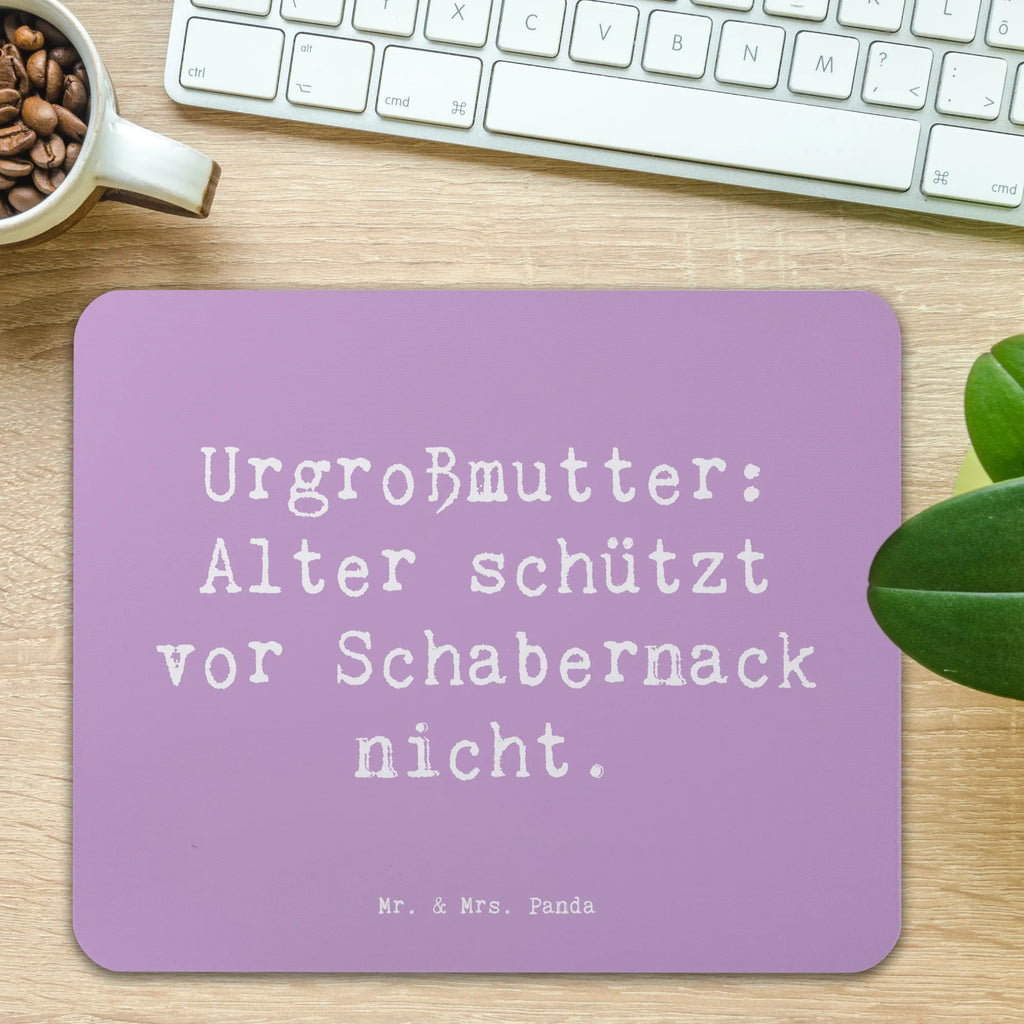 Mouse mat Saying Urgroßmutter: Alter schützt vor Schabernack nicht. Mausunterlage, Einzigartiges Mauspad, Arbeitszimmer, Computer zubehör, Designer Mauspad, Büroausstattung, Mousepad, Mauspad Büro, Mauspad, PC Zubehör, Familie, Vatertag, Muttertag, Bruder, Schwester, Mama, Papa, Oma, Opa