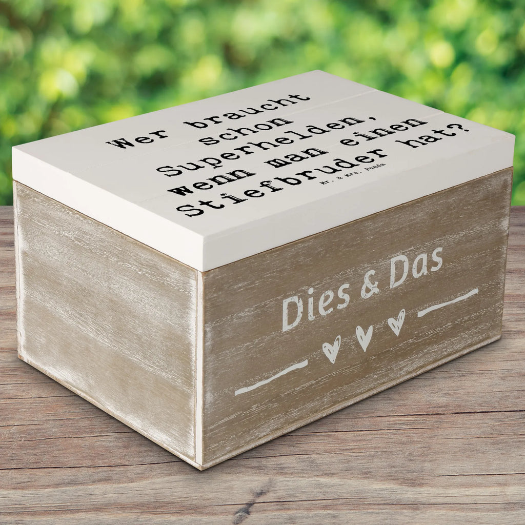 Wooden chest Saying Wer braucht schon Superhelden, wenn man einen Stiefbruder hat? Geschenkdose, XXL, Aufbewahrungsbox, Erinnerungsbox, Holzkiste, Truhe, Geschenkbox, Erinnerungskiste, Dekokiste, Kiste, Schatzkiste, Schatulle, Familie, Vatertag, Muttertag, Bruder, Schwester, Mama, Papa, Oma, Opa
