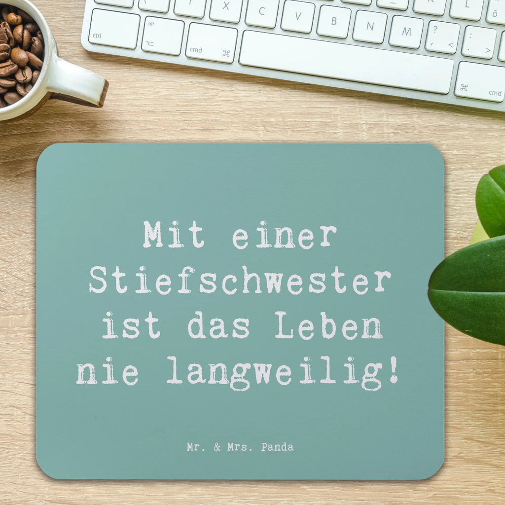 Mouse mat Saying Mit einer Stiefschwester ist das Leben nie langweilig! Mousepad, Computer zubehör, Büroausstattung, PC Zubehör, Arbeitszimmer, Mauspad, Einzigartiges Mauspad, Designer Mauspad, Mausunterlage, Mauspad Büro, Familie, Vatertag, Muttertag, Bruder, Schwester, Mama, Papa, Oma, Opa