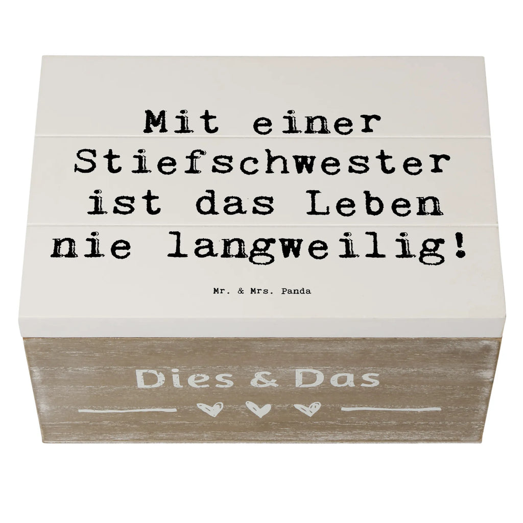 Wooden chest Saying Mit einer Stiefschwester ist das Leben nie langweilig! Geschenkdose, Dekokiste, Erinnerungskiste, Kiste, Truhe, Geschenkbox, Schatzkiste, Holzkiste, XXL, Erinnerungsbox, Aufbewahrungsbox, Schatulle, Familie, Vatertag, Muttertag, Bruder, Schwester, Mama, Papa, Oma, Opa