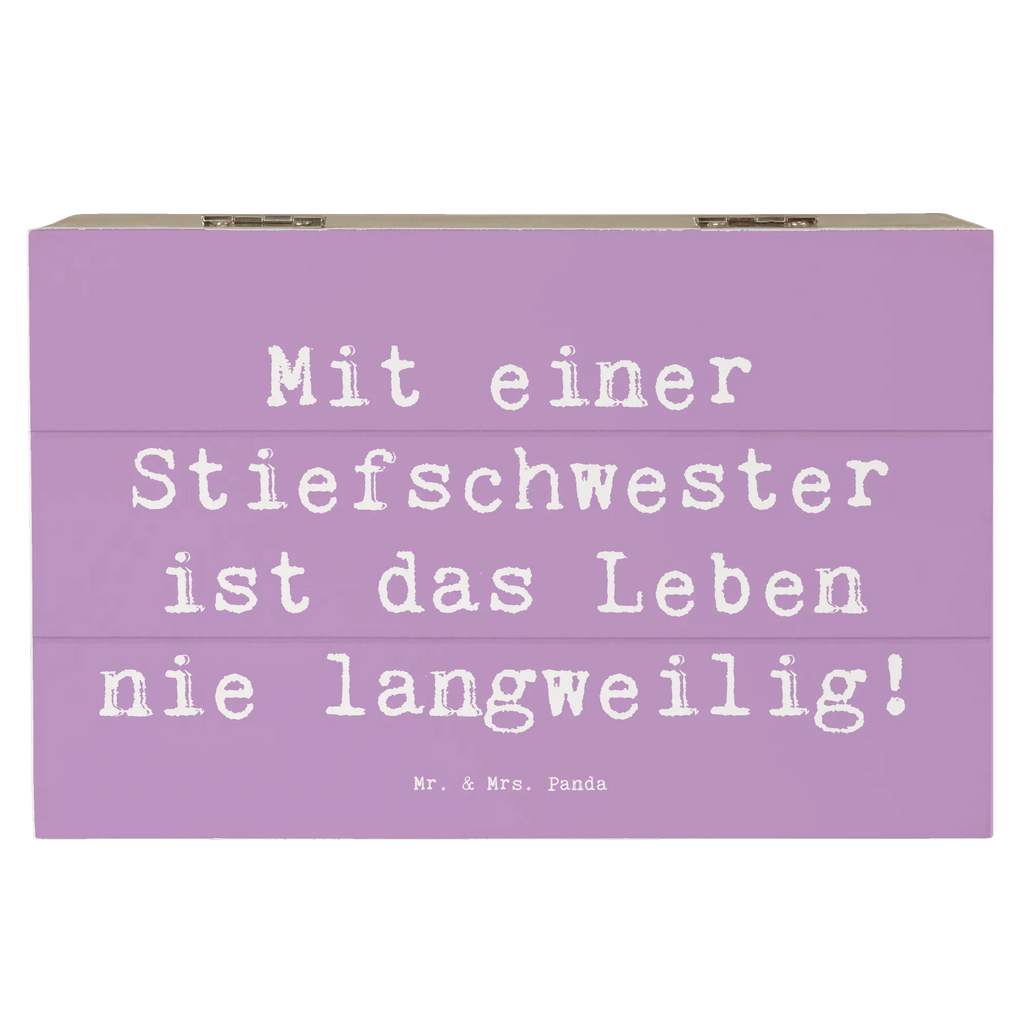Wooden chest Saying Mit einer Stiefschwester ist das Leben nie langweilig! Geschenkdose, Dekokiste, Erinnerungskiste, Kiste, Truhe, Geschenkbox, Schatzkiste, Holzkiste, XXL, Erinnerungsbox, Aufbewahrungsbox, Schatulle, Familie, Vatertag, Muttertag, Bruder, Schwester, Mama, Papa, Oma, Opa
