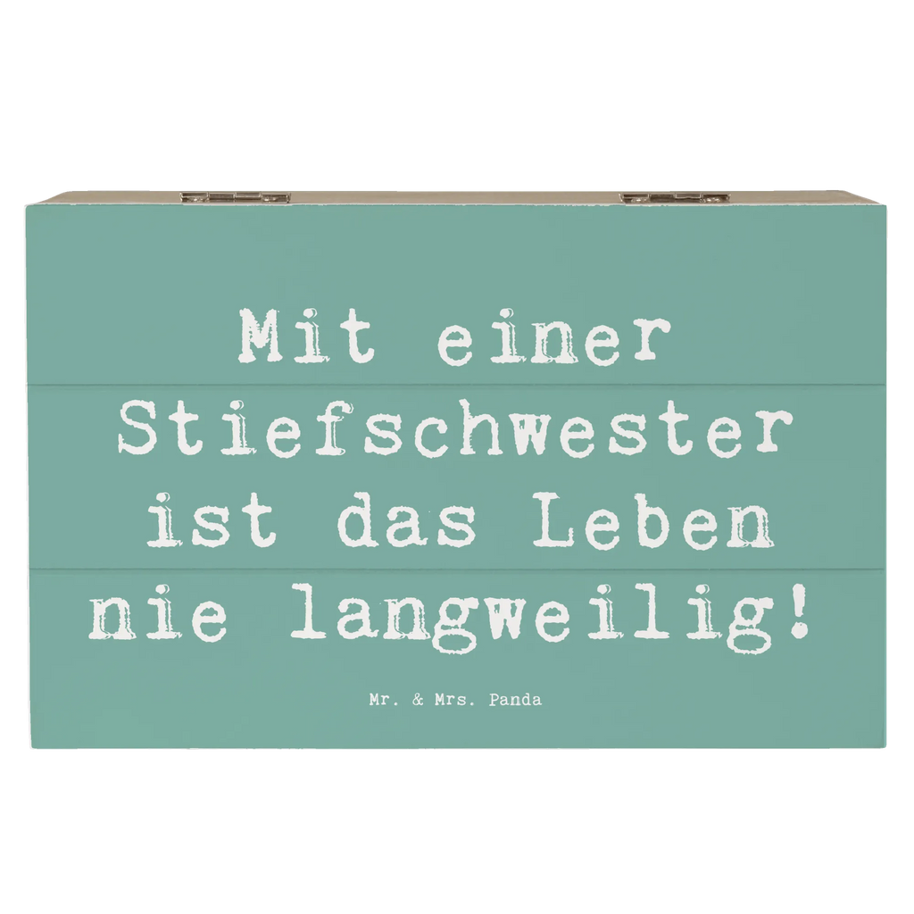 Wooden chest Saying Mit einer Stiefschwester ist das Leben nie langweilig! Geschenkdose, Dekokiste, Erinnerungskiste, Kiste, Truhe, Geschenkbox, Schatzkiste, Holzkiste, XXL, Erinnerungsbox, Aufbewahrungsbox, Schatulle, Familie, Vatertag, Muttertag, Bruder, Schwester, Mama, Papa, Oma, Opa