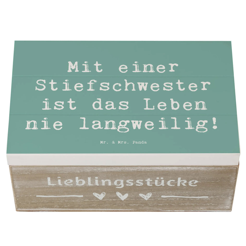 Wooden chest Saying Mit einer Stiefschwester ist das Leben nie langweilig! Geschenkdose, Dekokiste, Erinnerungskiste, Kiste, Truhe, Geschenkbox, Schatzkiste, Holzkiste, XXL, Erinnerungsbox, Aufbewahrungsbox, Schatulle, Familie, Vatertag, Muttertag, Bruder, Schwester, Mama, Papa, Oma, Opa