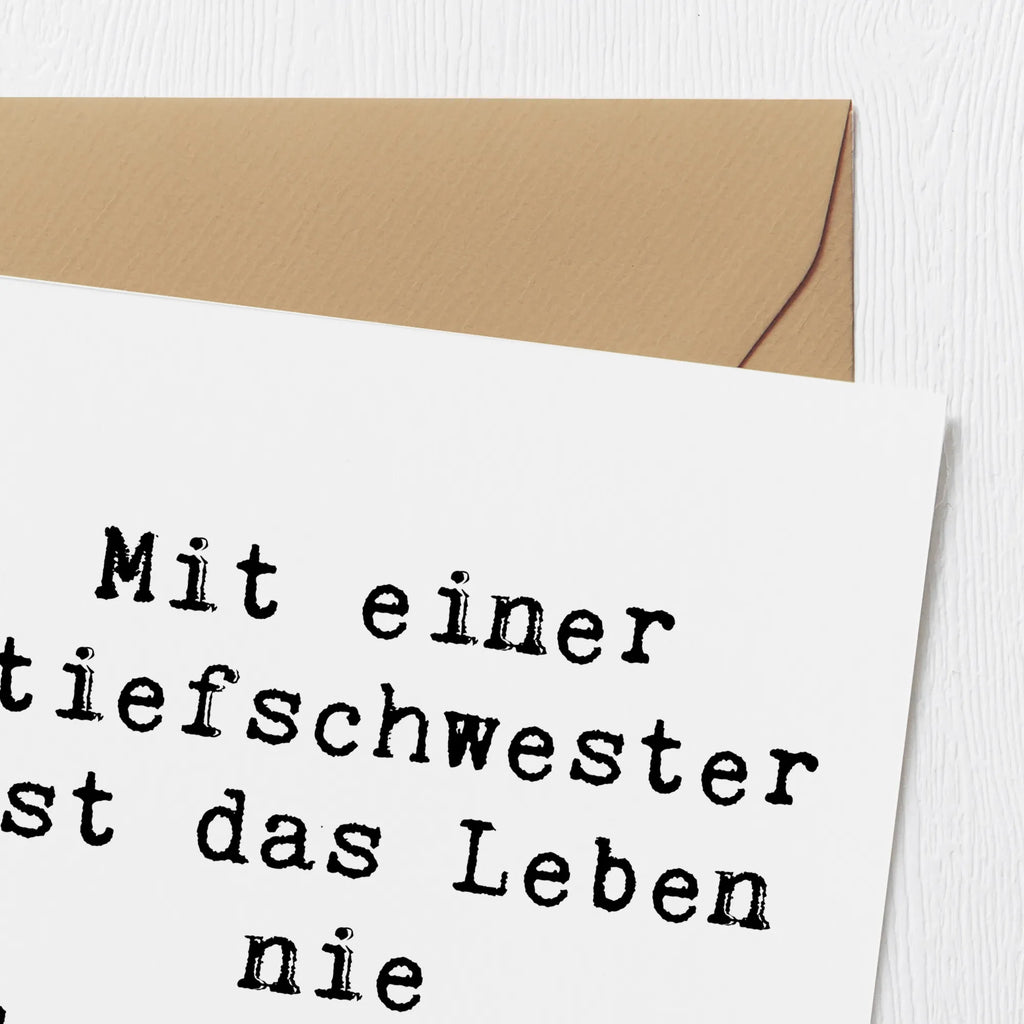 Deluxe Card Saying Mit einer Stiefschwester ist das Leben nie langweilig! Einladungskarte, Klappkarte, Karte, Hochwertige Klappkarte, Glückwunschkarte, Hochzeitskarte, Hochwertige Grußkarte, Grußkarte, Geburtstagskarte, Familie, Vatertag, Muttertag, Bruder, Schwester, Mama, Papa, Oma, Opa