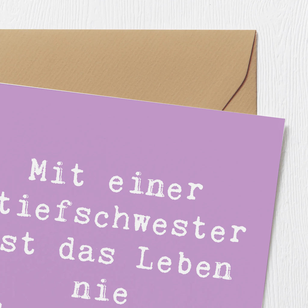 Deluxe Card Saying Mit einer Stiefschwester ist das Leben nie langweilig! Einladungskarte, Klappkarte, Karte, Hochwertige Klappkarte, Glückwunschkarte, Hochzeitskarte, Hochwertige Grußkarte, Grußkarte, Geburtstagskarte, Familie, Vatertag, Muttertag, Bruder, Schwester, Mama, Papa, Oma, Opa