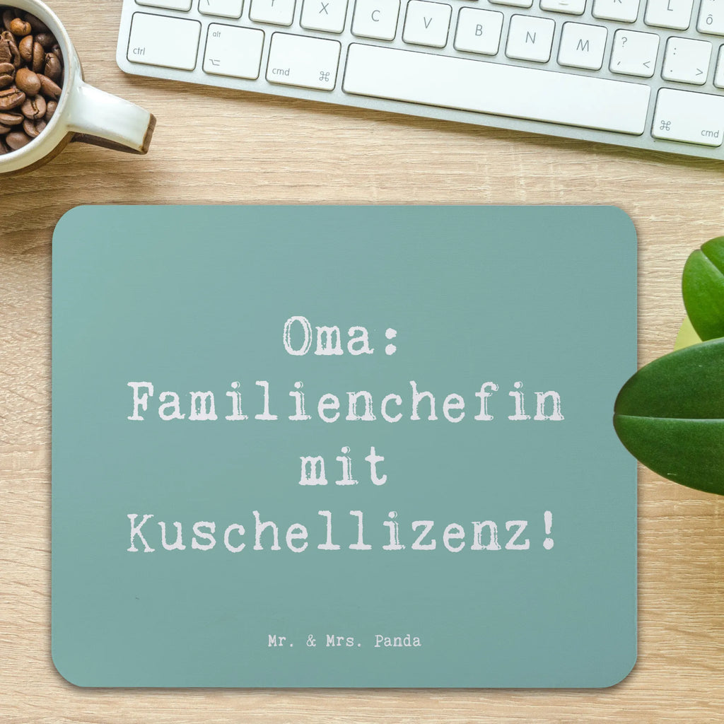 Mouse mat Saying Oma: Familienchefin mit Kuschellizenz! Mousepad, Computer zubehör, Büroausstattung, PC Zubehör, Arbeitszimmer, Mauspad, Einzigartiges Mauspad, Designer Mauspad, Mausunterlage, Mauspad Büro, Familie, Vatertag, Muttertag, Bruder, Schwester, Mama, Papa, Oma, Opa