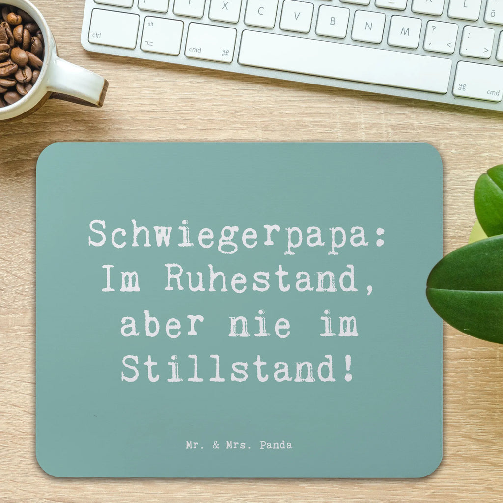Mouse mat Saying Schwiegerpapa: Im Ruhestand, aber nie im Stillstand! Mousepad, Computer zubehör, Büroausstattung, PC Zubehör, Arbeitszimmer, Mauspad, Einzigartiges Mauspad, Designer Mauspad, Mausunterlage, Mauspad Büro, Familie, Vatertag, Muttertag, Bruder, Schwester, Mama, Papa, Oma, Opa
