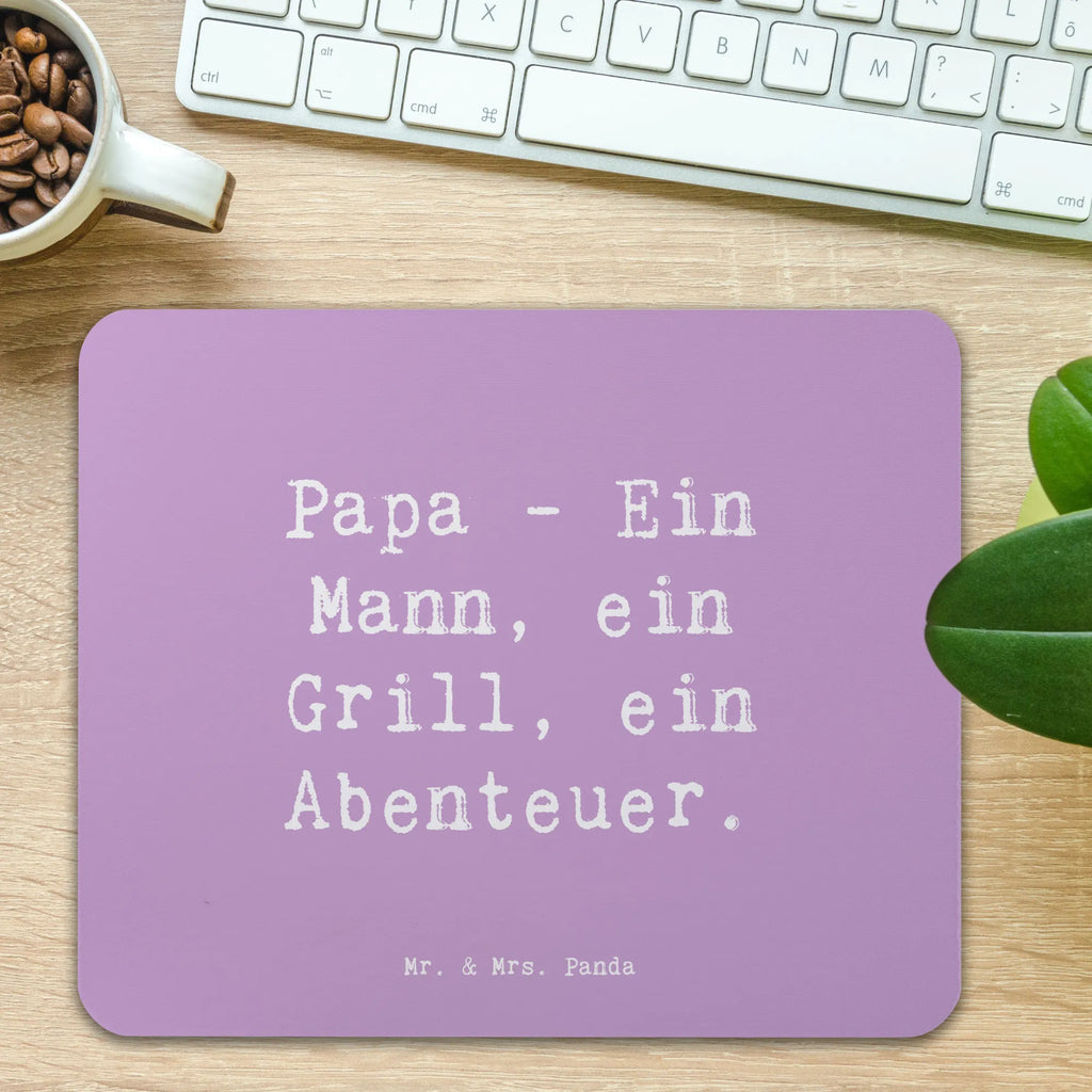Mouse mat Saying Papa - Ein Mann, ein Grill, ein Abenteuer. Einzigartiges Mauspad, Mausunterlage, Mauspad, Arbeitszimmer, Mousepad, Computer zubehör, PC Zubehör, Mauspad Büro, Büroausstattung, Designer Mauspad, Familie, Vatertag, Muttertag, Bruder, Schwester, Mama, Papa, Oma, Opa