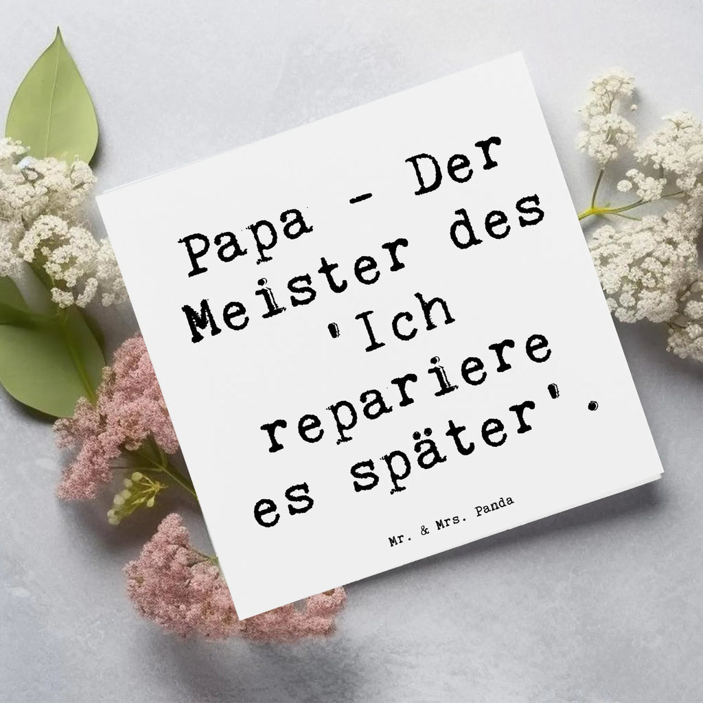 Deluxe Card Saying Papa - Der Meister des 'Ich repariere es später'. Hochwertige Grußkarte, Karte, Hochwertige Klappkarte, Glückwunschkarte, Klappkarte, Geburtstagskarte, Grußkarte, Hochzeitskarte, Einladungskarte, Familie, Vatertag, Muttertag, Bruder, Schwester, Mama, Papa, Oma, Opa