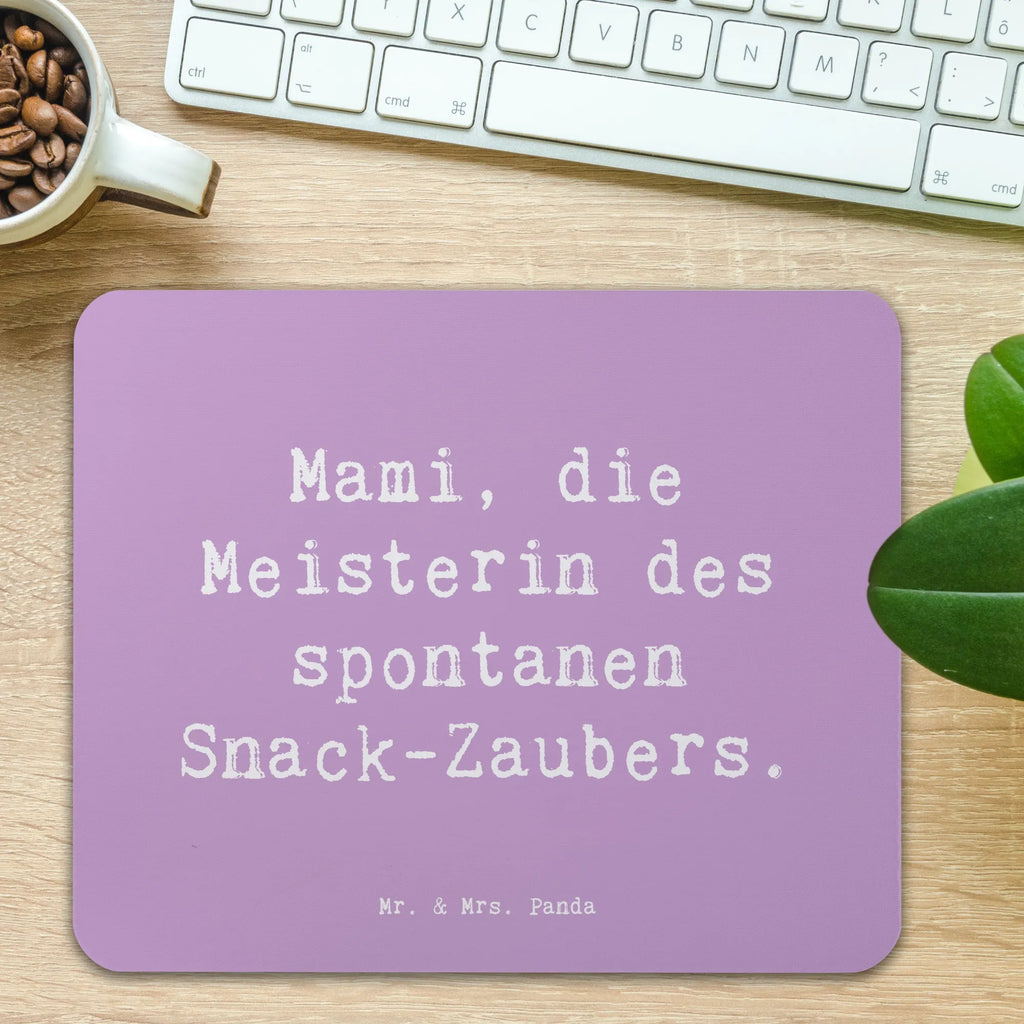 Mouse mat Saying Mami, die Meisterin des spontanen Snack-Zaubers. Mousepad, Computer zubehör, Büroausstattung, PC Zubehör, Arbeitszimmer, Mauspad, Einzigartiges Mauspad, Designer Mauspad, Mausunterlage, Mauspad Büro, Familie, Vatertag, Muttertag, Bruder, Schwester, Mama, Papa, Oma, Opa