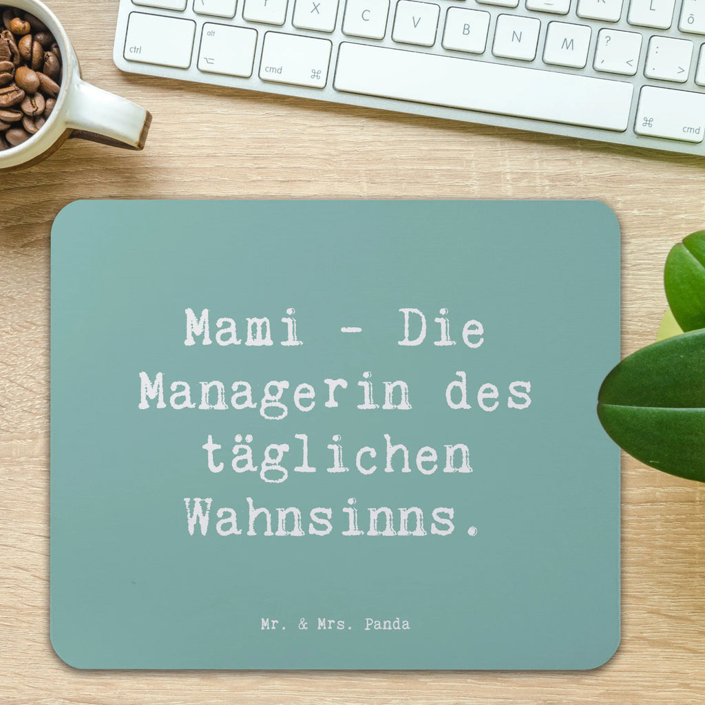 Mouse mat Saying Mami - Die Managerin des täglichen Wahnsinns. Mousepad, Computer zubehör, Büroausstattung, PC Zubehör, Arbeitszimmer, Mauspad, Einzigartiges Mauspad, Designer Mauspad, Mausunterlage, Mauspad Büro, Familie, Vatertag, Muttertag, Bruder, Schwester, Mama, Papa, Oma, Opa