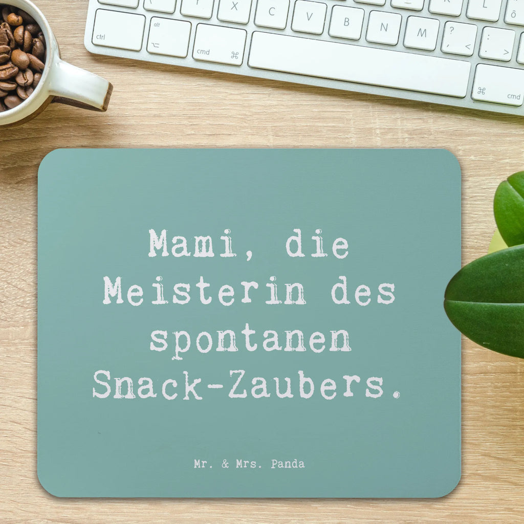 Mouse mat Saying Mami, die Meisterin des spontanen Snack-Zaubers. Mousepad, Computer zubehör, Büroausstattung, PC Zubehör, Arbeitszimmer, Mauspad, Einzigartiges Mauspad, Designer Mauspad, Mausunterlage, Mauspad Büro, Familie, Vatertag, Muttertag, Bruder, Schwester, Mama, Papa, Oma, Opa