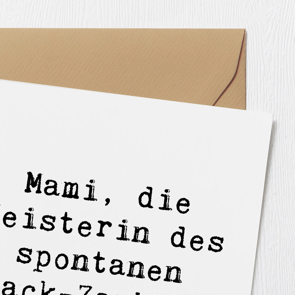 Deluxe Card Saying Mami, die Meisterin des spontanen Snack-Zaubers. Klappkarte, Karte, Hochwertige Klappkarte, Geburtstagskarte, Hochwertige Grußkarte, Glückwunschkarte, Grußkarte, Hochzeitskarte, Einladungskarte, Familie, Vatertag, Muttertag, Bruder, Schwester, Mama, Papa, Oma, Opa
