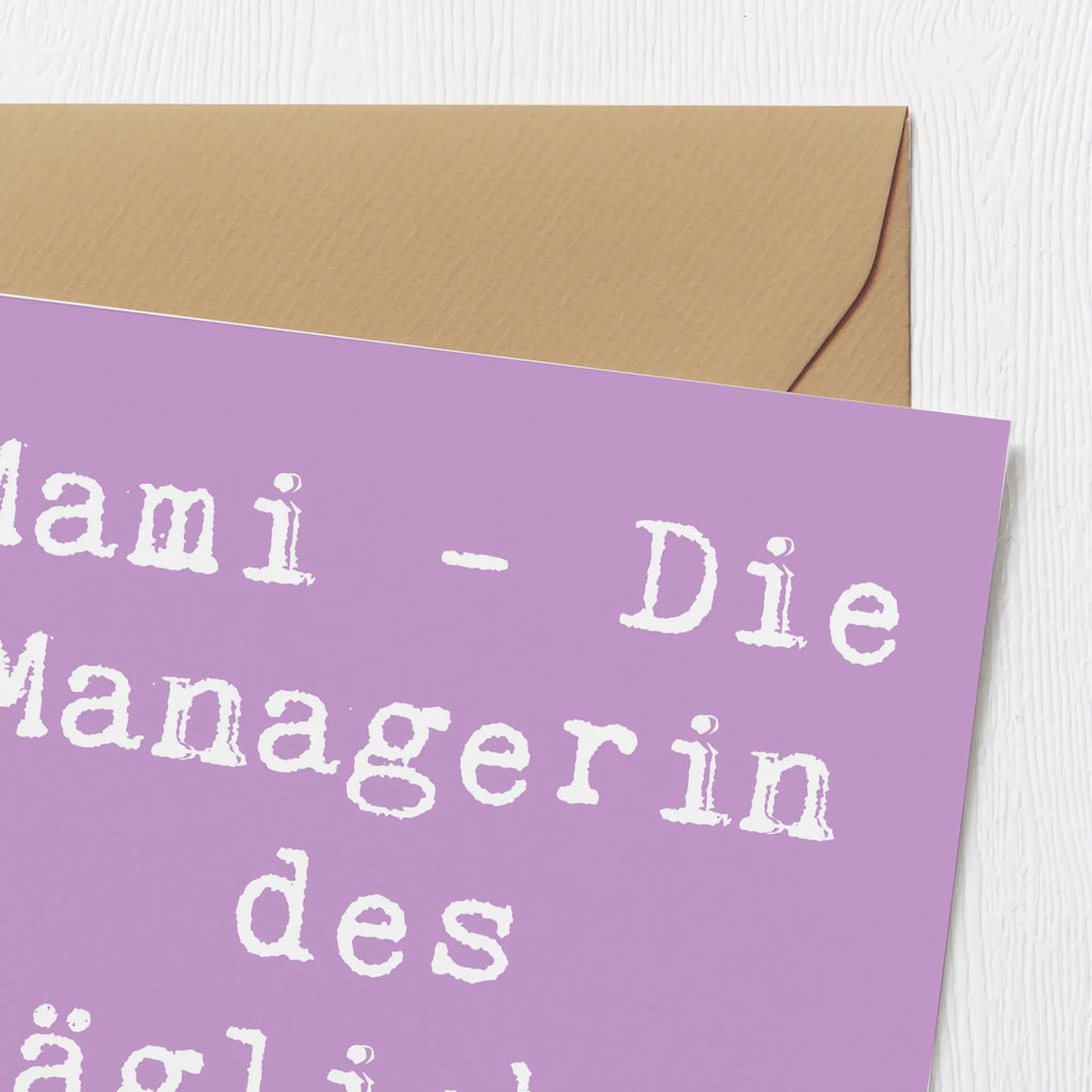 Deluxe Card Saying Mami - Die Managerin des täglichen Wahnsinns. Karte, Grußkarte, Geburtstagskarte, Glückwunschkarte, Hochwertige Klappkarte, Hochzeitskarte, Einladungskarte, Klappkarte, Hochwertige Grußkarte, Familie, Vatertag, Muttertag, Bruder, Schwester, Mama, Papa, Oma, Opa